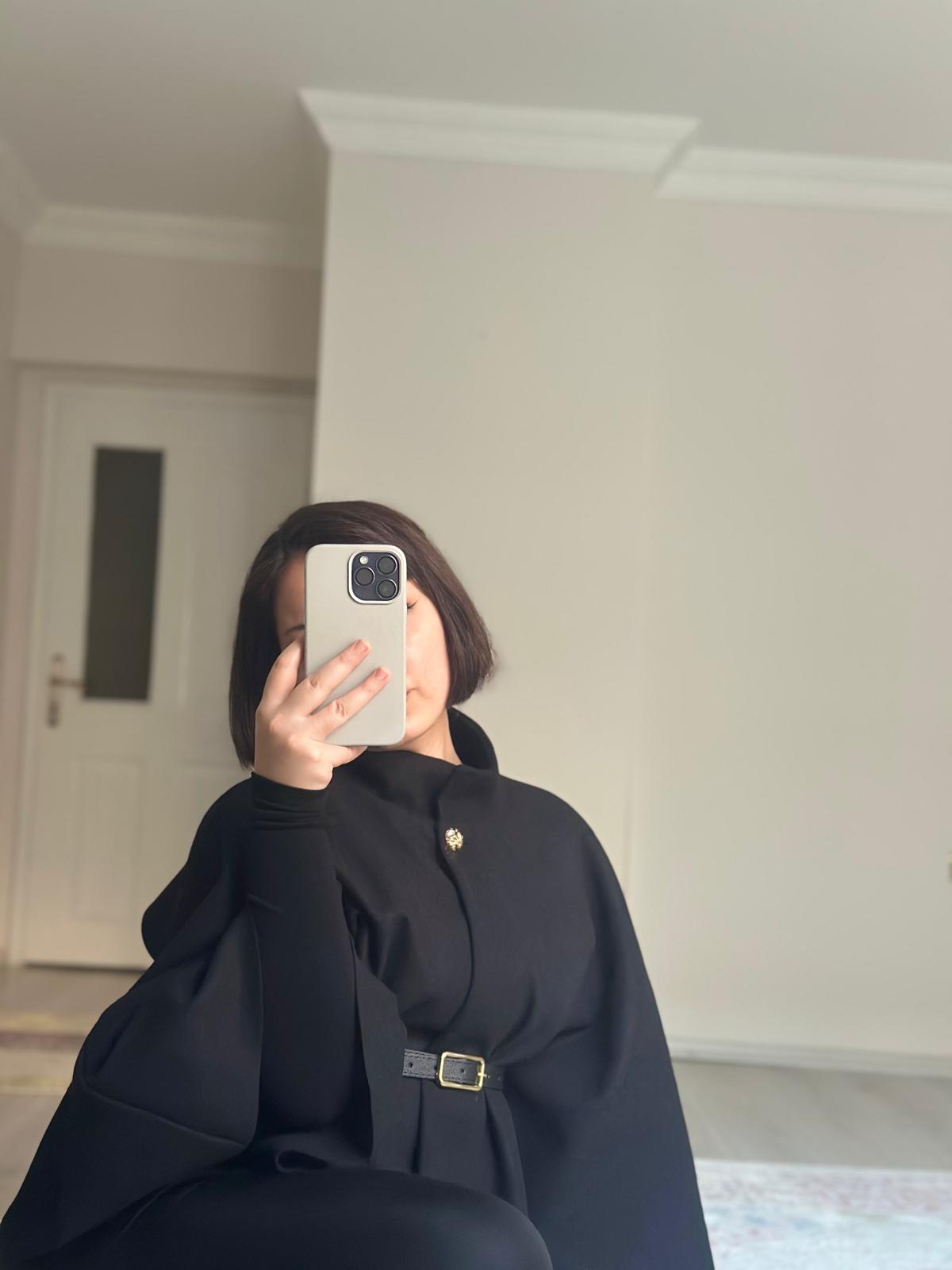 Gold Düğme Detaylı Kemerli Panço Siyah