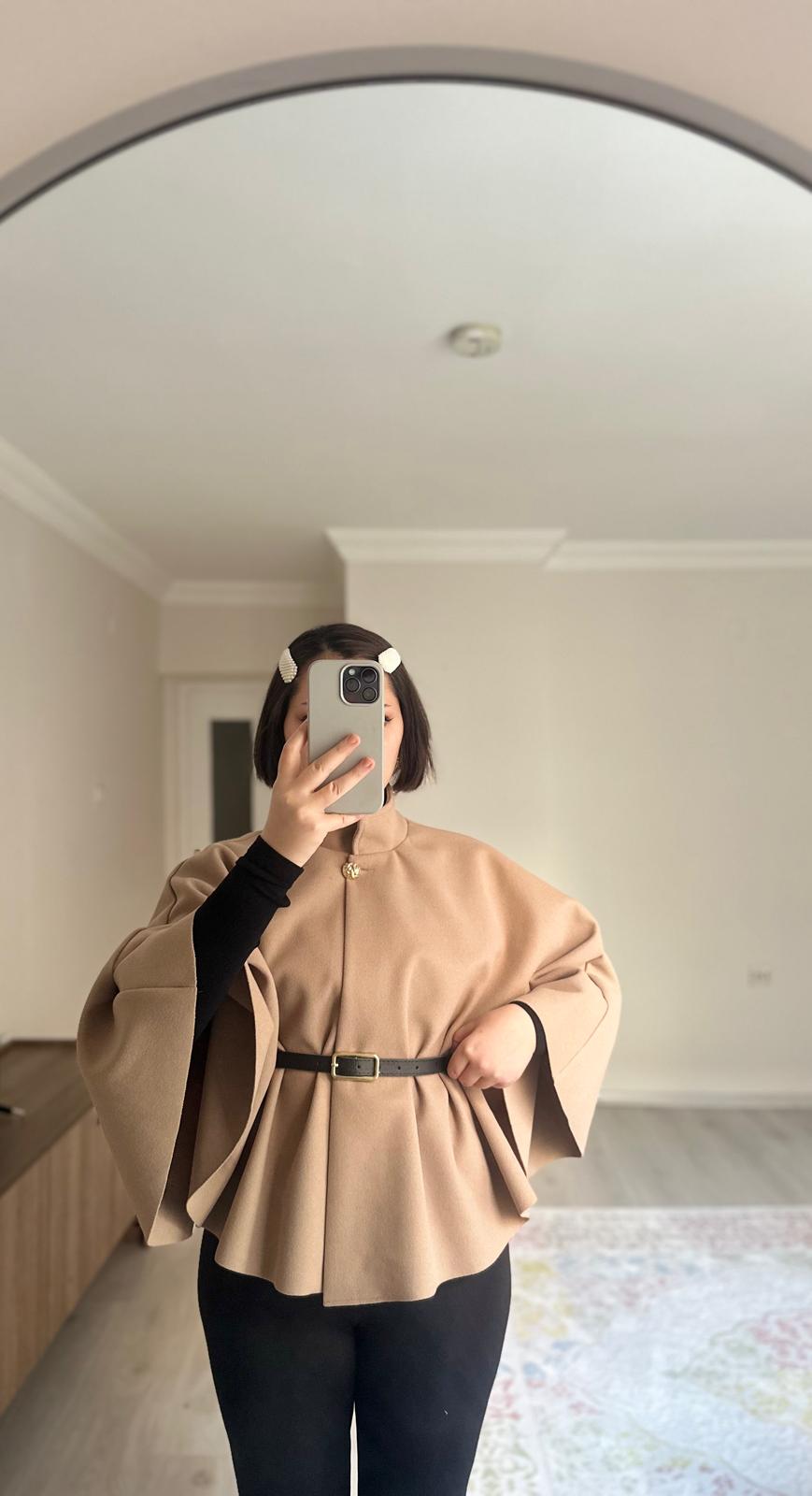 Gold Düğme Detaylı Kemerli Panço Bej