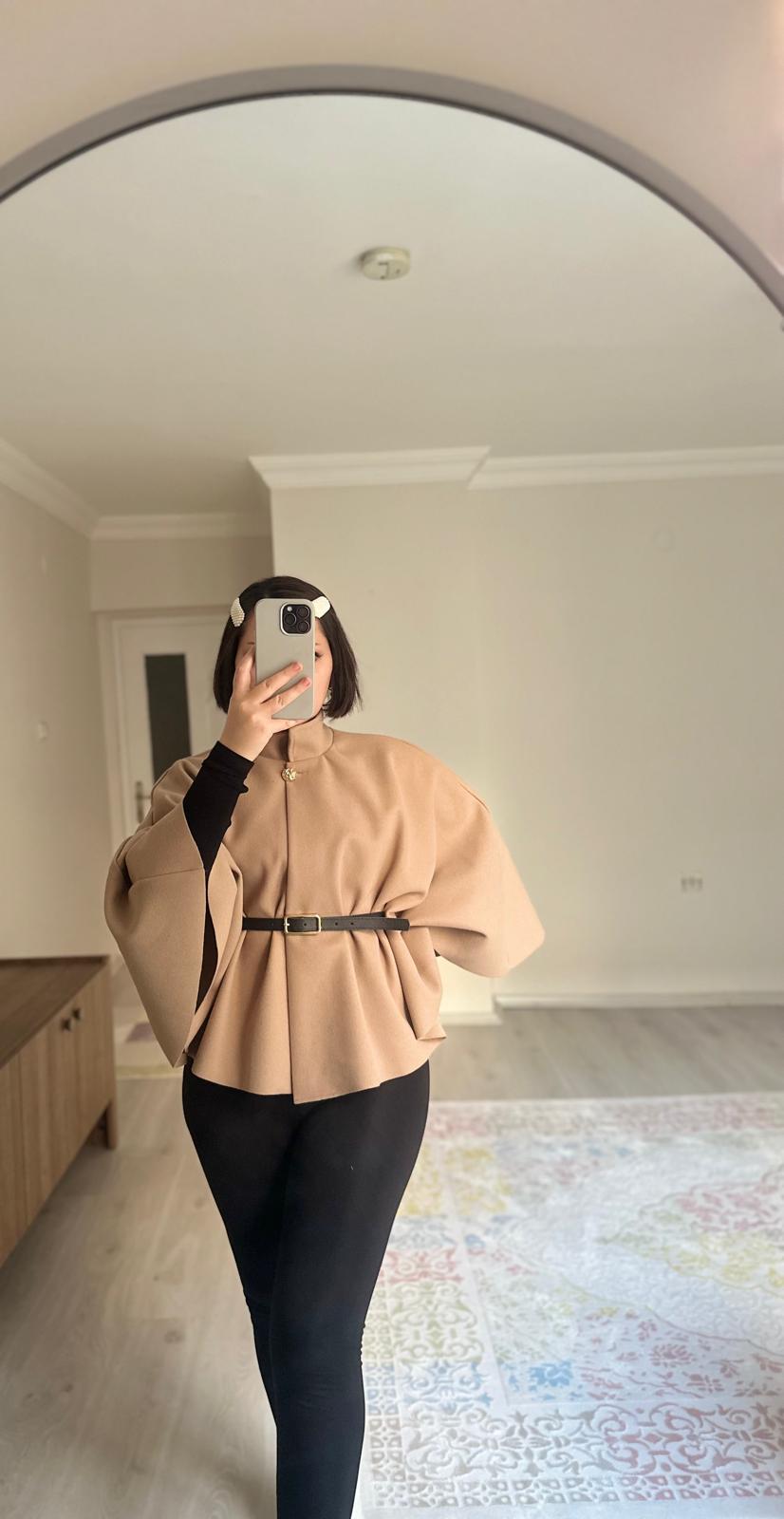 Gold Düğme Detaylı Kemerli Panço Bej