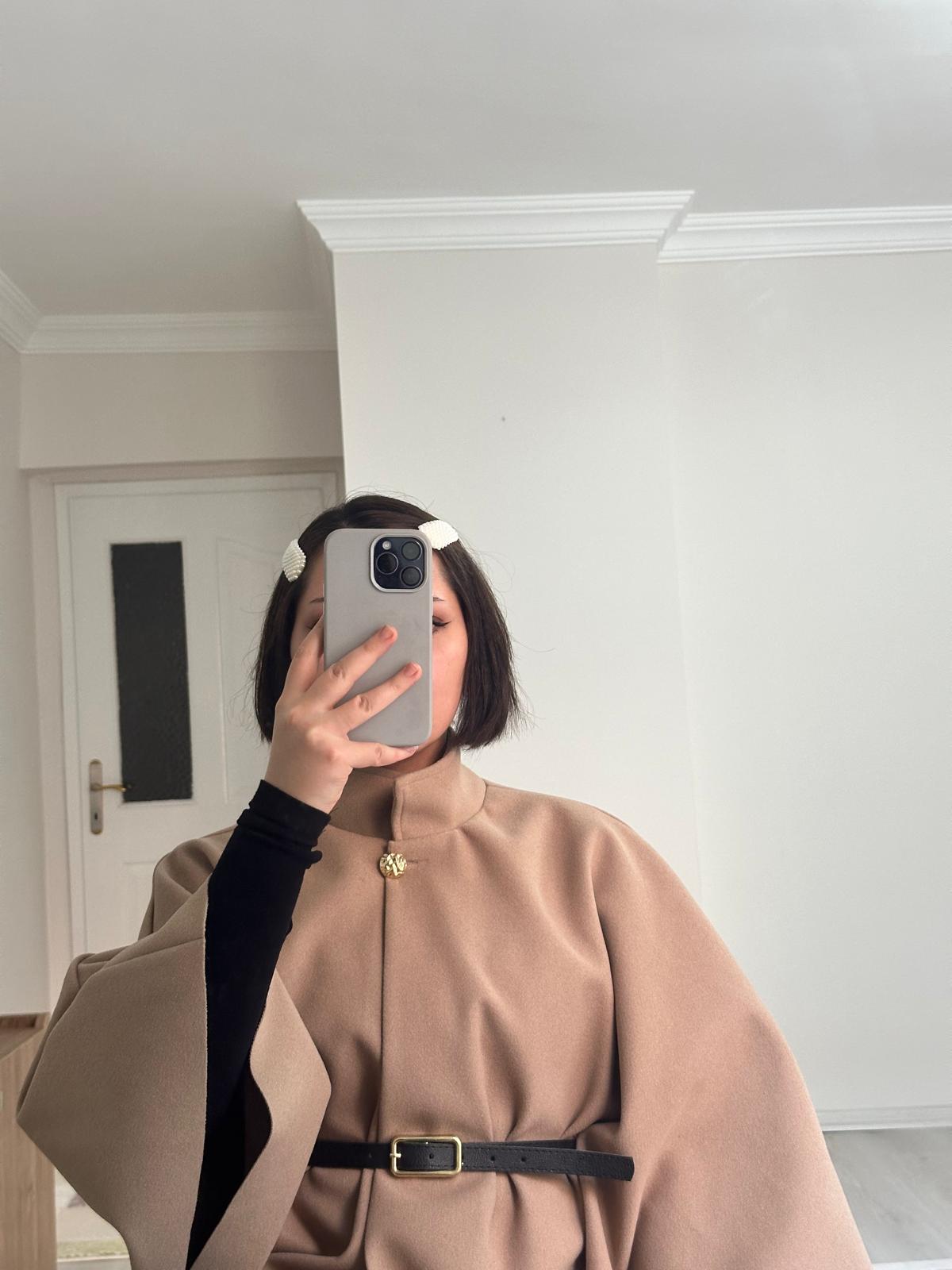 Gold Düğme Detaylı Kemerli Panço Bej