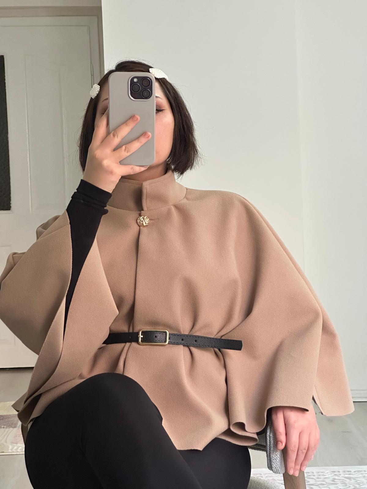 Gold Düğme Detaylı Kemerli Panço Bej